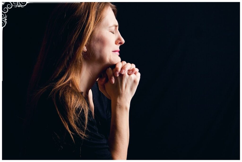A santidade é uma busca contínua na vida cristã. Refere-se a viver de maneira que agrade a Deus em pensamentos, palavras e ações. Não significa perfeição imediata, mas uma transformação contínua, como descrito em Romanos 12:2: "Não se conformem com este mundo, mas transformem-se pela renovação da sua mente