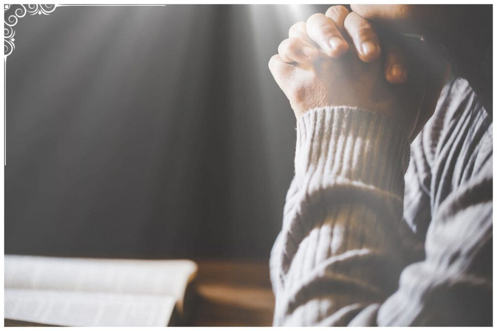 Em meio à correria, precisamos fazer pausas intencionais para buscar o Senhor. Jesus mesmo, durante Seu ministério, se retirava para lugares solitários a fim de orar (Marcos 1:35).
Para isso, separe um tempo no seu dia, nem que sejam apenas alguns minutos, para fechar os olhos, ler a Palavra e conversar com Deus. Esse hábito cria espaço para que Ele renove seu interior.