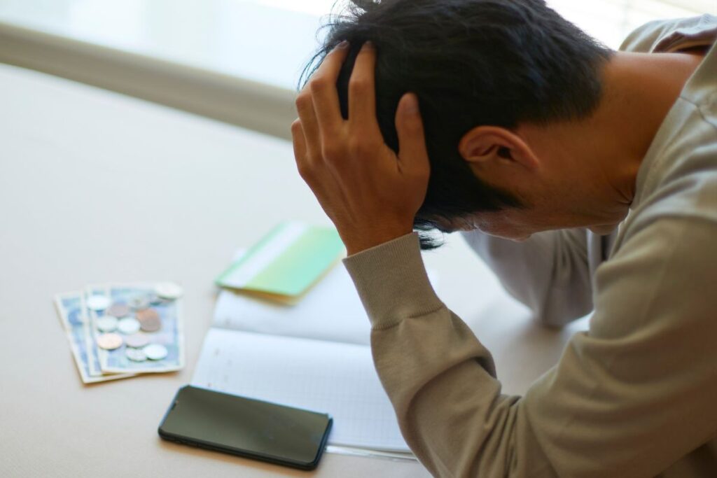Homem sobrecarregado com ansiedade e preocupações financeiras antes do devocional