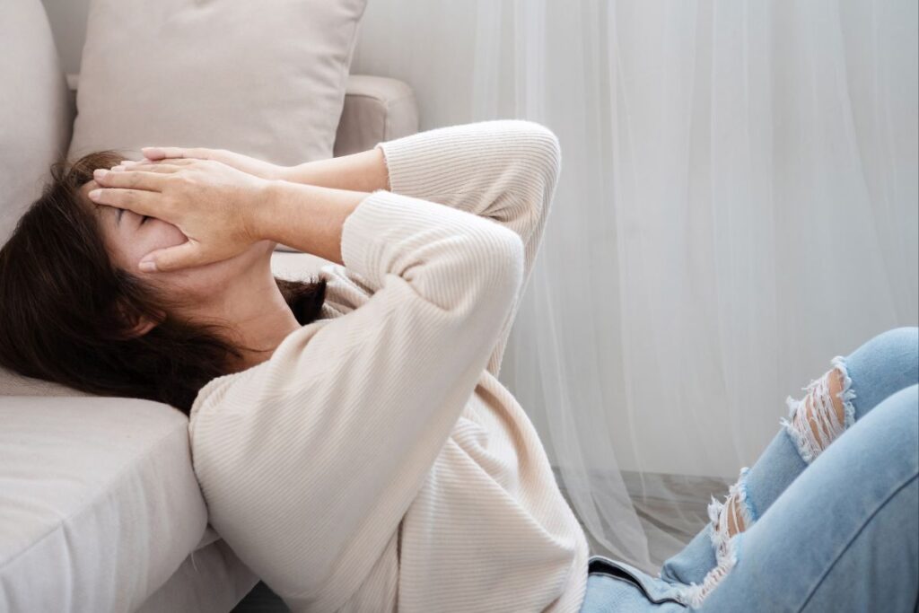 Mulher jovem sofrendo com crise em casa antes de praticar devocional