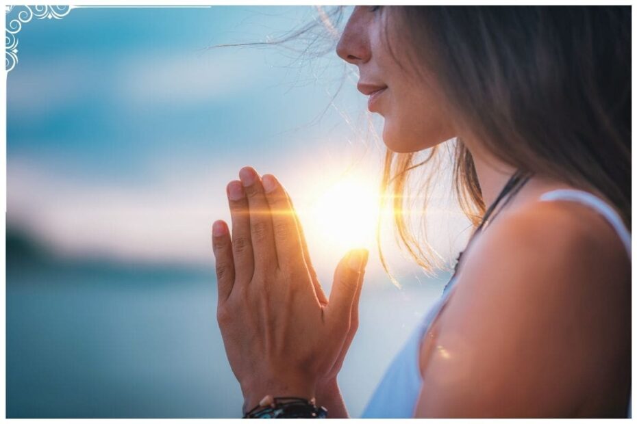 A vida cristã é mais do que seguir dogmas ou tradições religiosas; ela é uma jornada espiritual de transformação e comunhão com Deus. A Bíblia nos ensina que essa jornada começa com um encontro pessoal com Cristo. Como está em João 3:16, "Porque Deus amou o mundo de tal maneira que deu o seu Filho unigênito, para que todo aquele que nele crê não pereça, mas tenha a vida eterna".