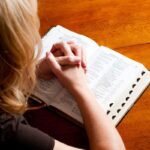 Devocional Noturno: Encerrando o Dia aos Pés de Deus