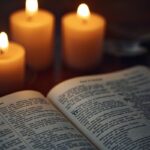 Bíblia aberta iluminada por velas representando sabedoria bíblica para o dia a dia